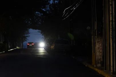 The headlights of a car lights up a dark street in San Juan, Puerto Rico after a major power outage hit the island on December 31, 2024. (Photo by Ricardo ARDUENGO / AFP)Editoria: FINLocal: San JuanIndexador: RICARDO ARDUENGOSecao: energy and resourceFonte: AFPFotógrafo: STR<!-- NICAID(15945028) -->