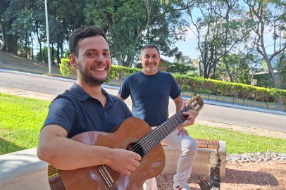 Projeto "Composição Popular Para Todos" abre inscrições em Caxias do Sul. Iniciativa dos músicos João Seben (E, na foto) e Fábio Basso é gratuita e propõe encontros de criação coletiva de músicas populares, abertos a iniciantes e compositores experientes<!-- NICAID(16222292) -->