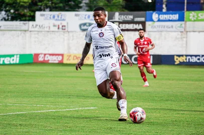 Atacante Douglas Skilo drante vitória por 2 a 1 do Caxias sobre o São Luiz, em Ijuí, pela Taça Farroupilha.<!-- NICAID(16227767) -->