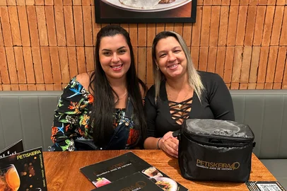 As sócias Denise e Victória desfrutando de uma noite de gastronomia na Petiskeira
