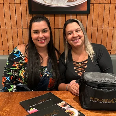 As sócias Denise e Victória desfrutando de uma noite de gastronomia na Petiskeira