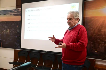 A Prefeitura de Caxias do Sul restabeleceu a Comissão Especial para o Acompanhamento do Uso da Maesa (veja abaixo). O primeiro encontro do grupo ocorreu na tarde desta quarta-feira (21/05), no Salão Nobre da Prefeitura, e foi conduzida pelo Vice-Prefeito Edson Néspolo e pelo secretário Marcus VInicius Caberlon, de Planejamento e Parcerias Estratégicas.Na oportunidade, foi apresentada a proposta de adequação do edital da ocupação daquele importante espaço histórico da cidade, onde foi avaliada e aprovada pela Comissão a possibilidade da utilização de um dos prédios para estacionamento na área interna do complexo e a inclusão do prédio 8 (de frente para a rua Plácido de Castro) para a Concessão do Mercado Maesa, que abrigará as áreas de gastronomia, comércio, entretenimento e convivência. Também ficou estabelecido que o prédio 6 (localizado na esquina da rua Plácido de Castro com a rua Treze de Maio) será voltado à destinação pública, para abrigar secretarias e órgãos públicos municipais.<!-- NICAID(16042826) -->