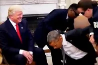 Vídeo gerado por IA mostra Obama preso ao lado de Trump<!-- NICAID(16084755) -->