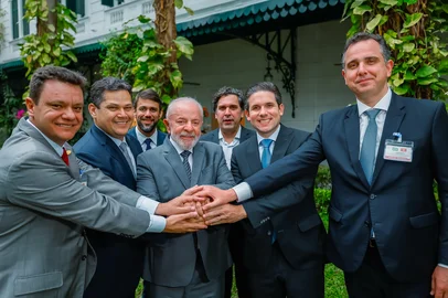 Presidente da RepÃºblica, Luiz InÃ¡cio Lula da Silva, durante anÃºncio de exportaÃ§Ã£o de carne brasileira para o VietnÃ£, apÃ³s reuniÃ£o com o Primeiro-Ministro do VietnÃ£, Pham Minh Chinh. Hotel Imperial. Na foto (da esquerda para a direita): Deputado Federal, Odair Cunha; Presidente do Senado Federal, Senador Davi Alcolumbre; Presidente da RepÃºblica, Luiz InÃ¡cio Lula da Silva; Presidente da CÃ¢mara dos Deputados, Deputado Hugo Motta e o Senador Rodrigo Pacheco. - HanÃ³i - VietnÃ£.â¨â¨Foto: Ricardo Stuckert / PR <!-- NICAID(16005405) -->