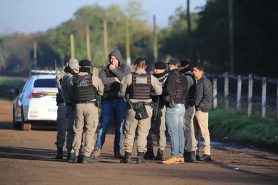 CANOAS,  RS, BRASIL, 26-08-2025: Operação policial em Canoas. Policiais fazem buscas aos corpos de jovens desaparecidos em Canoas. Foto: Ronaldo Bernardi/Agência RBS<!-- NICAID(16110059) -->