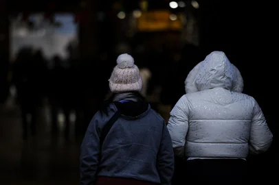 PORTO ALEGRE, RS, BRASIL, 01-07-2025: Manhã com frio e baixas temperaturas no Mercado Público, no Centro de Porto Alegre. Julho começa sob a influência de uma onda de frio, que deve derrubar as temperaturas durante a semana. Foto: Mateus Bruxel/Agência RBSIndexador: MATEUS BRUXEL<!-- NICAID(16070920) -->