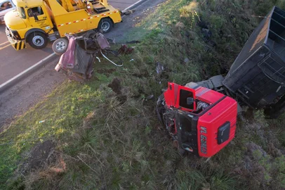 Foram identificadas as cinco vítimas do acidente de trânsito em São Francisco de Paula na manhã desta quinta-feira (05). O motorista da Chevrolet/S10, que se envolveu na colisão com um caminhão, era Jonas Vargas, 38 anos. Ele estava acompanhado da esposa, Leide Angelita Vargas 37, da mãe, Joana Vargas, 67, do filho Diego, e da sobrinha Kauany Vargas, que completaria 15 anos neste sábado (07). O acidente aconteceu por volta das 7h30min no km 68 da RS-235.<!-- NICAID(15561553) -->