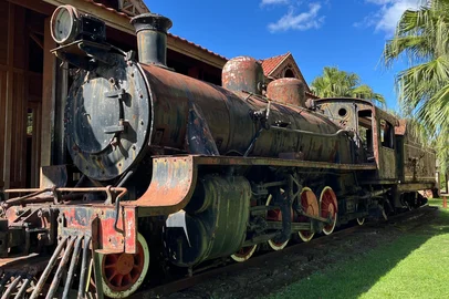 Uma equipe da Prefeitura de Caxias do Sul esteve em Canoas, na região metropolitana, nesta terça-feira para conhecer a locomotiva a vapor que será instalada no Largo da Estação Férrea, em Caxias do Sul, após a revitalização do espaço. O patrimônio, que era do Departamento Nacional de Infraestrutura de Transportes (Dnit), foi doado oficialmente ao município por meio de um termo registrado pelo órgão federal. A locomotiva está nas dependências da Ulbra Canoas há 20 anos.<!-- NICAID(15998249) -->