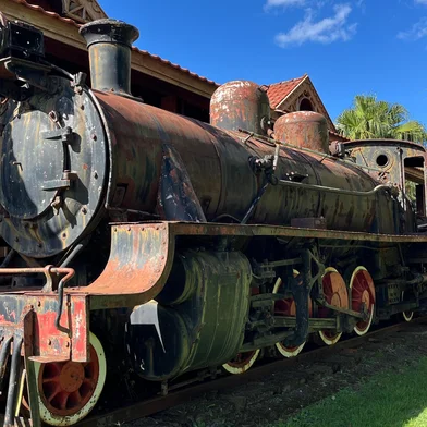 Uma equipe da Prefeitura de Caxias do Sul esteve em Canoas, na região metropolitana, nesta terça-feira para conhecer a locomotiva a vapor que será instalada no Largo da Estação Férrea, em Caxias do Sul, após a revitalização do espaço. O patrimônio, que era do Departamento Nacional de Infraestrutura de Transportes (Dnit), foi doado oficialmente ao município por meio de um termo registrado pelo órgão federal. A locomotiva está nas dependências da Ulbra Canoas há 20 anos.<!-- NICAID(15998249) -->