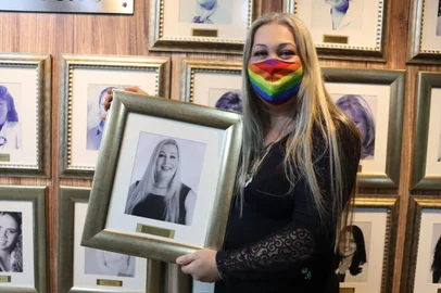 **A PEDIDO DE CIRO FABRES**Cleonice Ribeiro, a Cleo (PT), primeira vereadora transexual a assumir na Câmara de Vereadores de Caxias do Sul, tem a foto descerrada na galeria das vereadoras da Câmara.<!-- NICAID(14954245) -->