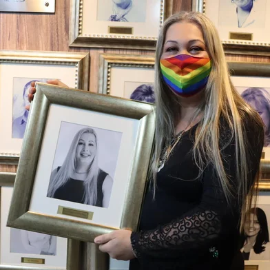 **A PEDIDO DE CIRO FABRES**Cleonice Ribeiro, a Cleo (PT), primeira vereadora transexual a assumir na Câmara de Vereadores de Caxias do Sul, tem a foto descerrada na galeria das vereadoras da Câmara.<!-- NICAID(14954245) -->