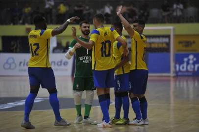 CARLOS BARBOSA, RS, BRASIL, 05/03/2023.Jogo de Futsal  BRASIL X UZBEQUISTÃO - CARLOS BARBOSA / RS. (Neimar De Cesero/Agência RBS)<!-- NICAID(15366594) -->