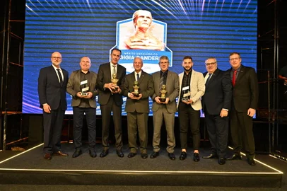 Mérito Gigia Bandera destaca histórias de sucesso na indústria. Empresários Fernandes Lucena (Sabresul), James Bellini (Marcopolo) e Paulo Spanholi (Sul Corte) recebem do Simecs a distinção do setor<!-- NICAID(15608710) -->