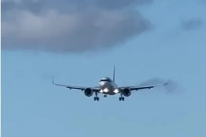 Avião de voo da Latam, com origem em São Paulo, precisou arremeter no aeroporto Hugo Cantergiani, nesta sexta (13) por conta do vento. <!-- NICAID(16059349) -->