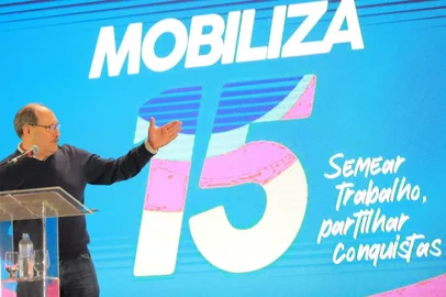 "Mobilizar pessoas em torno de um ideal" é o lema do MDB gaúcho para fortalecer e prospectar as suas candidaturas às eleições de 2024. O start foi dado neste sábado, 1° de julho, durante o lançamento da série Mobiliza 15 – Semear Trabalho, partilhar conquistas, realizado em Santa Maria, com participação das coordenadorias Centro do Estado, Quarta Colônia e Vale do Jaguari.O encontro reuniu diferentes gerações de emedebistas. Entre os líderes históricos marcaram presença o ex-governador José Ivo Sartori, o ex-senador José Fogaça, e o secretário de Planejamento de Porto Alegre, Cezar Schirmer. Da “safra” mais jovem, estiveram nomes de peso como o vice-governador Gabriel Souza e o secretário de Assistência Social do Estado, Beto Fantinel.<!-- NICAID(15472733) -->