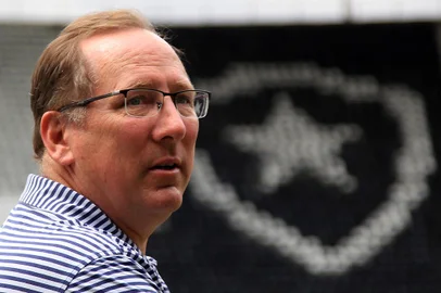 John Textor.Luis Castro do Botafogo durante apresentacao no Estadio Nilton Santos. 29 de Marco de 2022, Rio de Janeiro, RJ, Brasil. Foto: Vitor Silva/Botafogo. Imagem protegida pela Lei do Direito Autoral Nº 9.610, DE 19 DE FEVEREIRO DE 1998. Sendo proibido qualquer uso comercial, remunerado e manipulacao/alteracao da obra.<!-- NICAID(15724305) -->