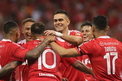 Elenco colorado celebra vitória contra o Atlético Nacional<!-- NICAID(16014835) -->