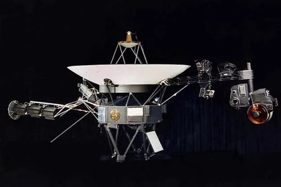 Sonda Voyager - EUAThis NASA file image obtained 09 August 2002 shows one of the Voyager spacecraft. Now in its 25th year, Voyager continues its quest to push the bounds of space exploration. The twin Voyager 1 and 2 spacecraft opened new vistas in space by greatly expanding our knowledge of Jupiter and Saturn. Voyager 2 then extended the planetary adventure when it flew by Uranus and Neptune, becoming the only spacecraft ever to visit these worlds. Voyager 1, now the most distant human-made object in the universe, and Voyager 2, close on its heels, continue their ground-breaking journey with their current mission to study the region in space where the Sun's influence ends and the dark recesses of interstellar space begin. AFP PHOTO/NASA#PÁGINA: 2 Fonte: AFP Fotógrafo: NASA<!-- NICAID(907910) -->