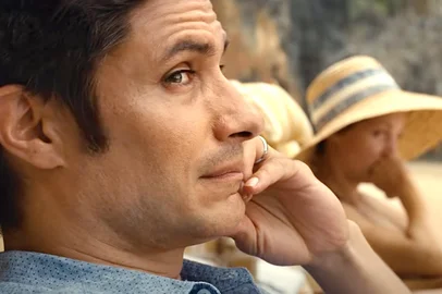Gael García Bernal em Tempo (Old, 2021), de M. Night Shyamalan<!-- NICAID(14794869) -->