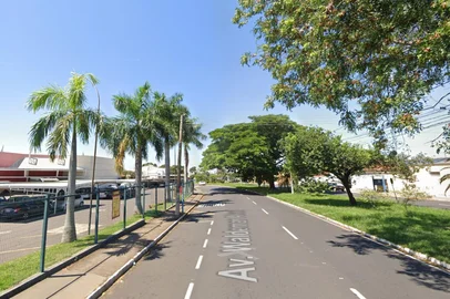 Um juiz aposentado foi preso na manhã desta quinta-feira (24) após atropelar uma ciclista em Araçatuba, no interior de São Paulo. O acidente ocorreu na Avenida Waldemar Alves, no bairro Jardim Presidente, quando o homem dirigia uma caminhonete Ford Ranger.<!-- NICAID(16088260) -->