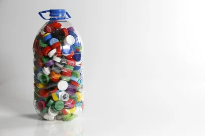 PORTO ALEGRE, RS, BRASIL, 29-07-2017: Tampinhas arrecadadas pela comerciante Cláudia Araújo para serem trocadas por caixas de leite. Ela criou o grupo Amor ao Próximo para realizar ações sociais. (Foto: Mateus Bruxel / Agência RBS)<!-- NICAID(13003328) -->