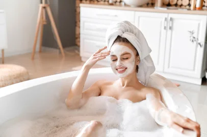 Young woman with facial mask taking relaxing bath at homeFonte: 461183424<!-- NICAID(15802598) -->