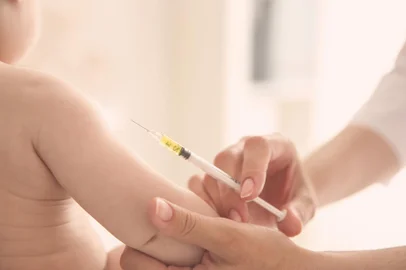 *A PEDIDO DE CASSIA OLIVEIRA* Professional pediatrician vaccinating baby, close up - Foto: Africa Studio/stock.adobe.comFonte: 115670176<!-- NICAID(15212970) -->