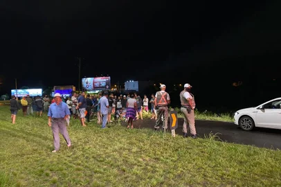 Um protesto causa problemas no trânsito na Estrada do Mar no começo da noite desta sexta-feira (29), no Litoral Norte. Pouco depois das 21h30, um grupo de cerca de 50 pessoas bloqueou a rodovia no sentido Osório-Torres, próximo ao acesso a Atlântida Sul e à rodovia Interpraias. Os manifestantes são moradores de uma ocupação na praia de Mariápolis, ao sul de Rainha do Mar, e pediam moradia digna. Foto: Bibiana Dihl/Agêncai RBS <!-- NICAID(14702885) -->