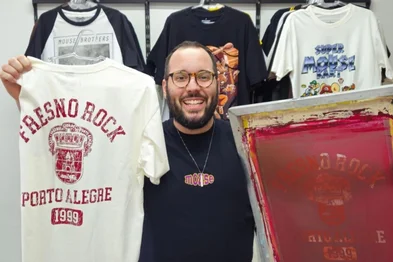 Negócio em Porto Alegre estampa camisetas para show da Fresno<!-- NICAID(16288637) -->