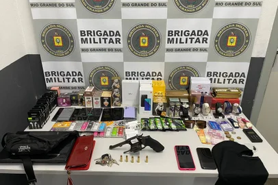 Dois homens foram presos pela Brigada Militar (BM) suspeitos de roubo a um bazar no bairro Parque Oásis, em Caxias do Sul, na tarde desta terça-feira (5). Após o crime, eles foram abordados em um veículo Ford/Fiesta, na Avenida Perimetral Bruno Segala, durante buscas realizadas pelo 12° Batalhão de Polícia Militar.<!-- NICAID(15697880) -->
