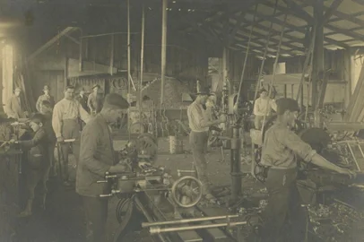 Caxias, 1910: interior da oficina mecânica da firma Evaristo De Antoni, responsável pela trilhadeira premiada com a medalha de ouro na Exposição Agropecuária de Porto Alegre, em 1912.<!-- NICAID(15270638) -->