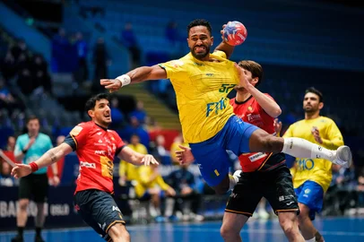 Brazil's right back #57 Vinicios Angelo Lima De Carvalho shoots the ball during the Main Round group II match of the IHF Men's Handball World Championship Spain vs Brasil in Oslo, Norway on January 26, 2025. (Photo by Beate Oma Dahle / NTB / AFP) / Norway OUTEditoria: SPOLocal: OsloIndexador: BEATE OMA DAHLESecao: handball (team)Fonte: NTBFotógrafo: STR<!-- NICAID(15961842) -->