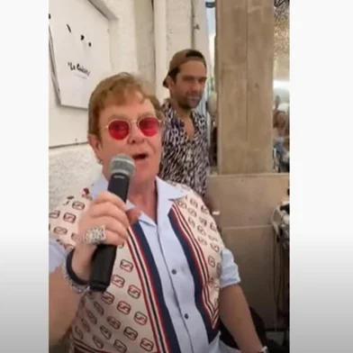 Elton John canta de surpresa para fãs em restaurante<!-- NICAID(14865380) -->
