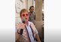 Elton John surpreende fãs em restaurante na França ao fazer breve apresentação
