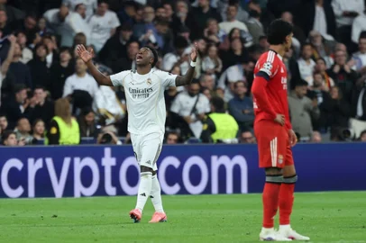 Real Madrid's Brazilian forward #07 Vinicius Junior celebrates scoring his team's second goal during the UEFA Champions League knockout round play-off second leg football match between Real Madrid CF and SL Benfica at Santiago Bernabeu Stadium in Madrid on February 25, 2026. (Photo by Thomas COEX / AFP)<!-- NICAID(16232870) -->