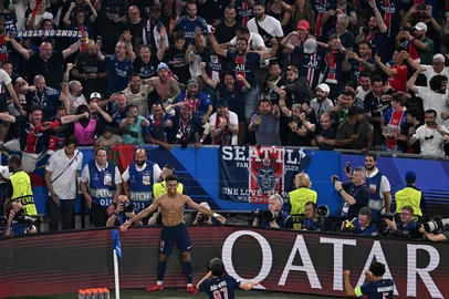 Football: UEFA Champions League - Final: Paris SG (FRA) v Inter Milan (ITA)Paris Saint-Germain's French midfielder #14 Desire Doue (bottom L) celebrates scoring his team's third goal with fans and teammates during the UEFA Champions League final football match between Paris Saint-Germain (PSG) and Inter Milan in Munich, southern  on May 31, 2025. (Photo by Kirill KUDRYAVTSEV / AFP)Editoria: SPOLocal: MunichIndexador: KIRILL KUDRYAVTSEVSecao: soccerFonte: AFPFotógrafo: STF<!-- NICAID(16049966) -->