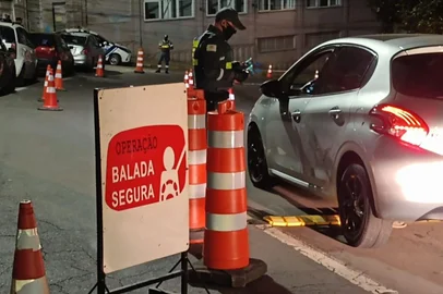 33 motoristas foram flagrados dirigindo sob efeito de álcool nesta madrugada.<!-- NICAID(16001476) -->