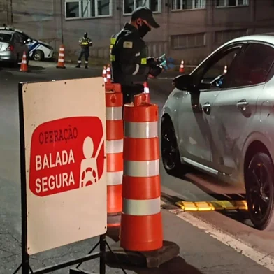 33 motoristas foram flagrados dirigindo sob efeito de álcool nesta madrugada.<!-- NICAID(16001476) -->