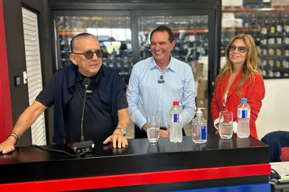 Galvão Bueno visita Passo Fundo e encontra fã<!-- NICAID(16022433) -->