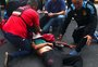 Fotógrafo fica em estado grave após ser atingido por bomba enquanto cobria protesto em Buenos Aires; veja vídeo