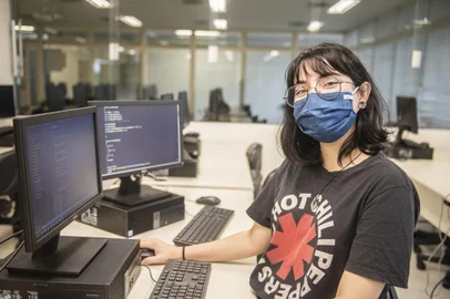 A estudante Jennifer Bittencourt foi uma das selecionadas na primeira edição do Programa Mulheres na Computação da PUC/RS<!-- NICAID(15214741) -->