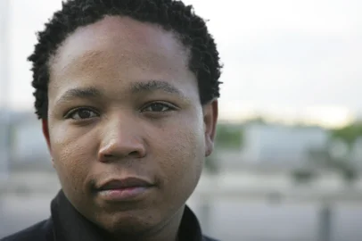 (FILES) South African actor Presley Chweneyagae poses for a photo in Paris on June 20, 2006, before the French premiere screening of the Oscar-winning urban drama "Tsotsi". South African actor Presley Chweneyagae, famous for playing the main character in the film "Tsotsi," has died at the age of 40, his agency announced on on May 27, 2025.The feature film was awarded the Oscar for Best Foreign Film in 2006. (Photo by Joël SAGET / AFP)Editoria: ACELocal: ParisIndexador: JOEL SAGETSecao: cinemaFonte: AFPFotógrafo: STF<!-- NICAID(16046589) -->