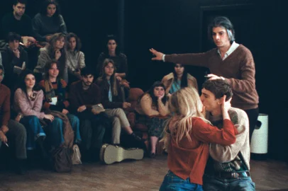 Cena do filme francês "Jovens Amantes", que estreia nesta quinta-feira em Caxias do Sul.Sinopse: No final da década de 1980, Stella, Victor, Adèle e Etienne completam 20 anos. O grupo faz o exame de admissão para a famosa escola de atuação criada por Patrice Chéreau e Pierre Romans no Théâtre des Amandiers, em Nanterre. Conseguindo passar no teste, eles são lançados a toda velocidade na vida, paixão e amor, e juntos experimentarão o ponto de virada de suas vidas, mas também sua primeira tragédia.Ficha Técnica:Título original: Les AmandiersDuração: 126 minGênero: ComédiaDireção: Valeria Bruni TedeschiElenco: Nadia Tereszkiewicz, Sofiane Bennacer, Louis GarrelClassificação: 16 anos<!-- NICAID(16070925) -->