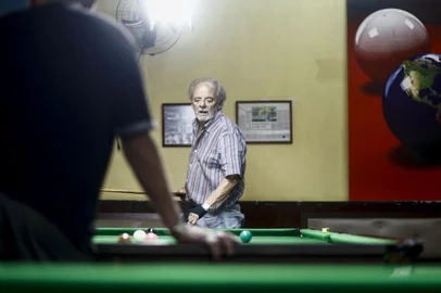 PORTO ALEGRE, RS, BRASIL - 2024.10.23 - Um dia na vida do patrono: Sergio Faraco gosta de jogar sinuca. É seu hobby favorito e já escreveu sobre isso em alguns de seus livros. (Foto: André Ávila/ Agência RBS)Indexador: Andre Avila<!-- NICAID(15897602) -->