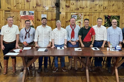 Reunião de líderes do PL, Novo e PP em Vacaria. Na foto: deputado Sanderson (PL), prefeito de Vacaria Andre Rokoski (PL), deputado Felipe Camozzato (Novo), deputado Marcel Van Hattem (Novo), deputado Covatti Filho (PP), deputado Luciano Zucco (PL), deputado Guilherme Pasin (PP) e deputado Rodrigo Lorenzoni (PP).<!-- NICAID(16220421) -->