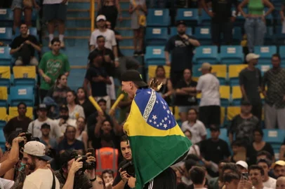 SP - SKATE/SLS/GIOVANNI VIANNA - ESPORTES - O skatista brasileiro Giovanni Vianna tornou-se campeão da SLS, principal liga de skate de rua do mundo, ao vencer   o Super Crown, a última etapa do campeonato, no Ginásio do Ibirapuera, em São Paulo, neste domingo, 3 de dezembro   de 2023. O atleta de Santo André travou uma disputa acirrada com o francês Vicent Milou e foi campeão por 36,4 a   36,3 nas notas finais.    03/12/2023 - Foto: FABRICIO BOMJARDIM/THENEWS2/ESTADÃO CONTEÚDO<!-- NICAID(15615349) -->