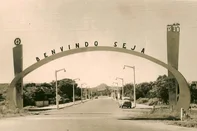 Pórtico de entrada de Esteio e ferrovia. Provavelmente década de 1960.<!-- NICAID(16361919) -->