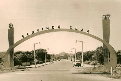 Biblioteca Municipal de Esteio / Reprodução Pórtico de entrada de Esteio e ferrovia. Provavelmente década de 1960.<!-- NICAID(16361919) -->