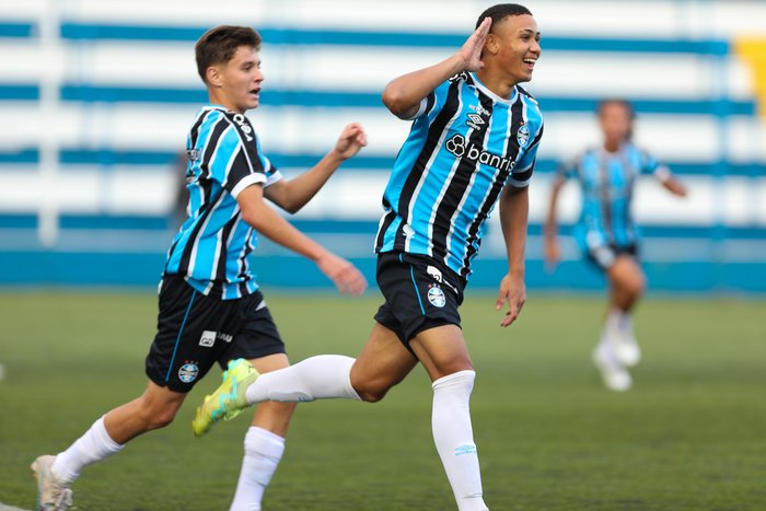 VAI RENOVAR? Jornalista informa situação da renovação de Gustavo Nunes