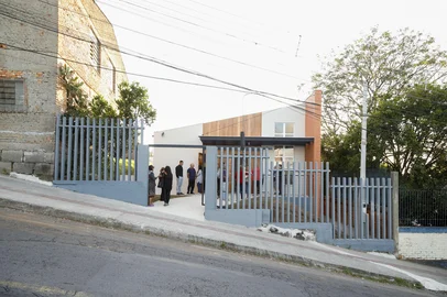 Nesta terça-feira (18), a nova edificação ao lado do Centro Comunitário, que abrigará a Capela Mortuária, no bairro Vila Ipê foi entregue a comunidade. O local tem 144 metros quadrados com duas salas multiuso, copa, banheiros e estrutura de circulação. O espaço irá atender 30 bairros da zona norte da cidade.<!-- NICAID(15998493) -->